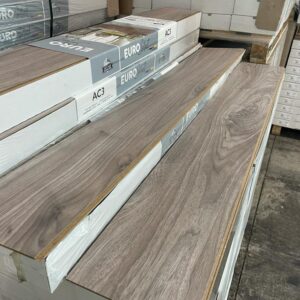 Laminate - 8 mm, 7,5 inch wide - AC3 - Euro Oak - Cologne - BMB