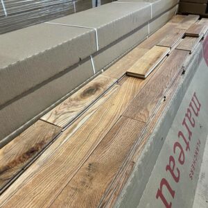 Hardwood - Canadian Red Oak - Campagnard - 3 1/4 x 3/4" - Natural - Brushed Ultra Rustic - Marteau