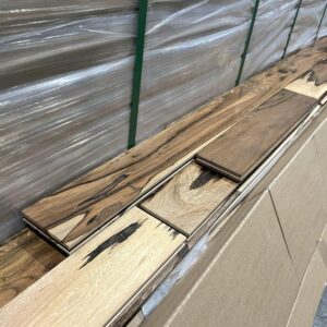 Hardwood - Brazilian Guajuvira - Millrun - 4 x 3/4" - Pecan - Natural Glossy 10%